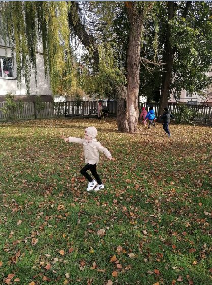 Zabawy dzieci w ogrodzie przedszkolnym