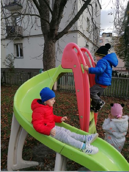 Zabawy dzieci w ogrodzie przedszkolnym