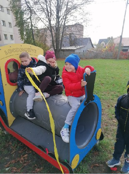 Zabawy dzieci w ogrodzie przedszkolnym