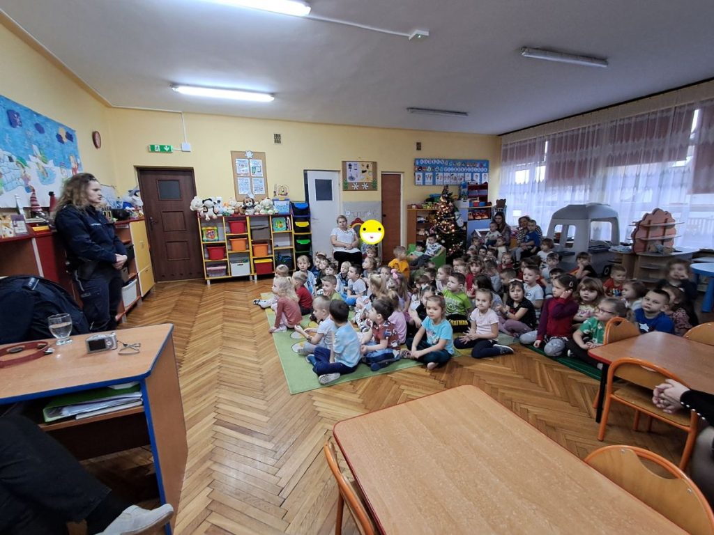 Dzieci z zaciekawieniem słuchają Pani Policjant