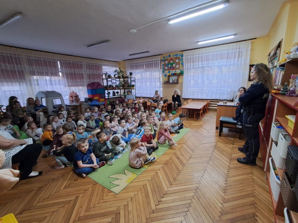 Dzieci z zaciekawieniem słuchają Pani Policjant