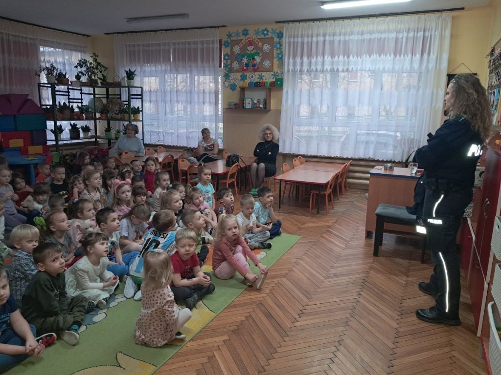 Dzieci z zaciekawieniem słuchają Pani Policjant