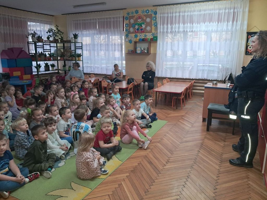 Dzieci z zaciekawieniem słuchają Pani Policjant