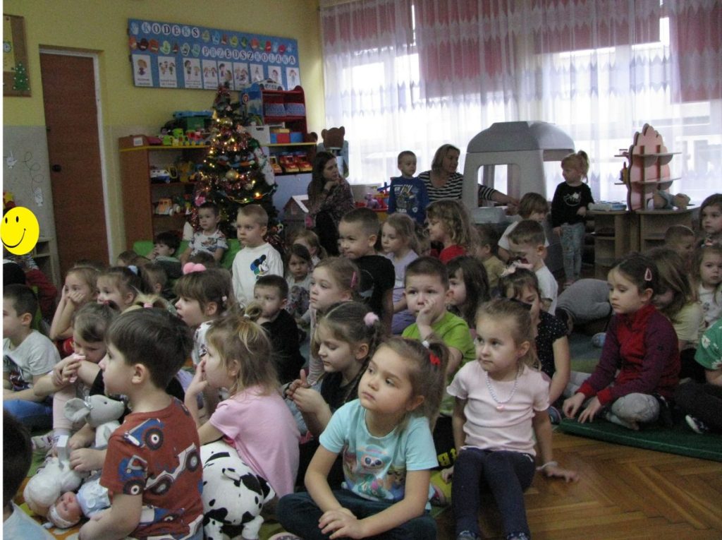 Dzieci z zaciekawieniem słuchają Pani Policjant