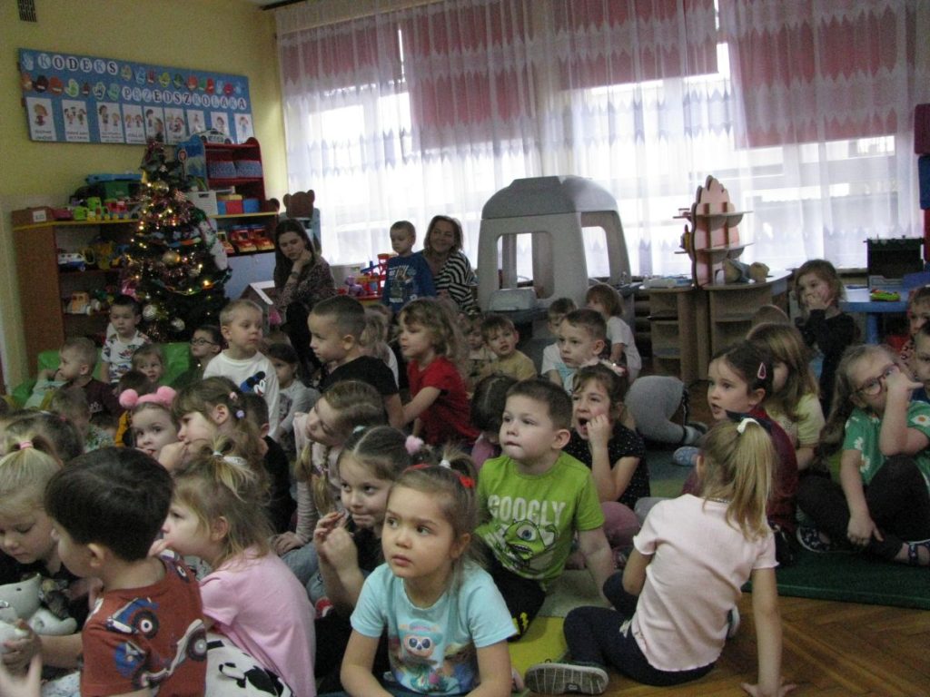 Dzieci z zaciekawieniem słuchają Pani Policjant