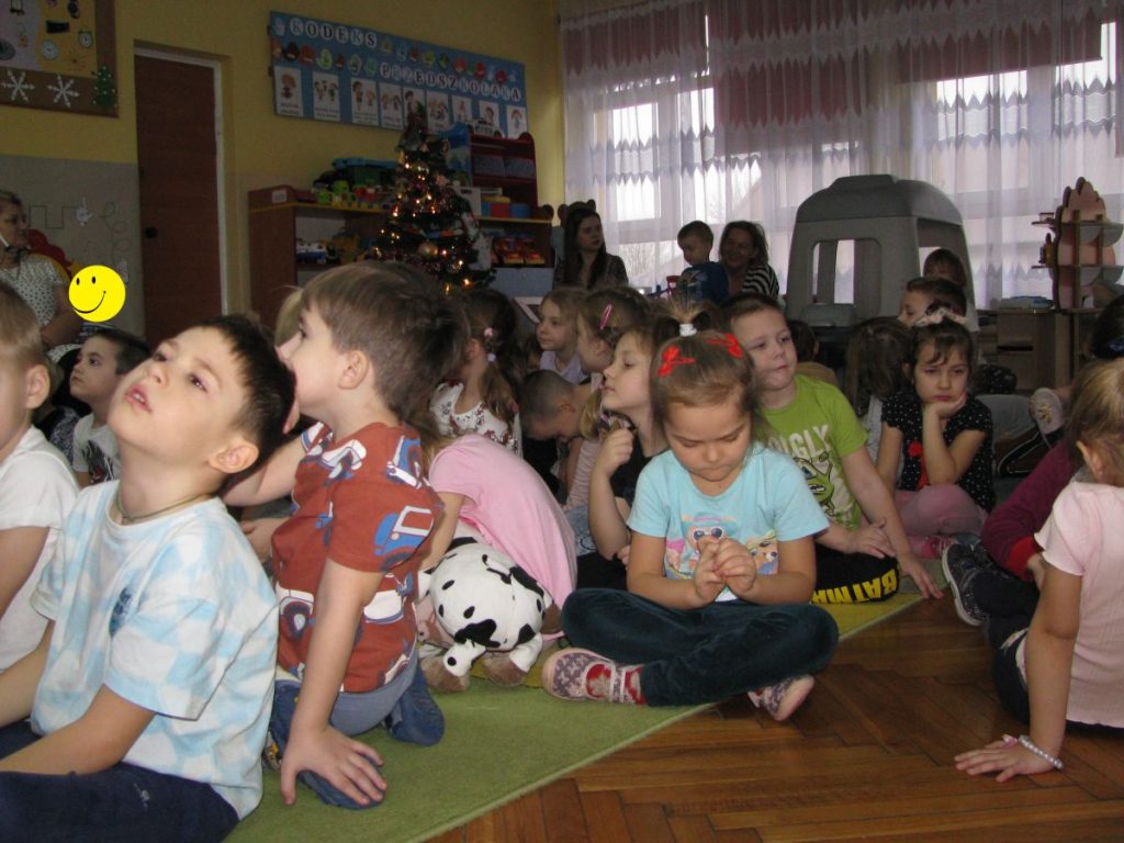 Dzieci z zaciekawieniem słuchają Pani Policjant