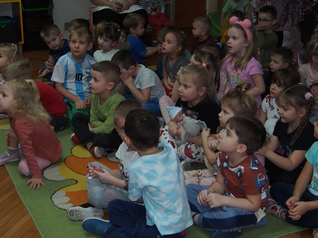 Dzieci z zaciekawieniem słuchają Pani Policjant