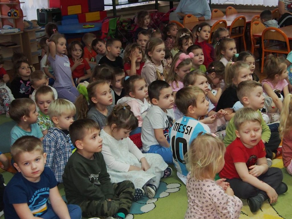 Dzieci z zaciekawieniem słuchają Pani Policjant