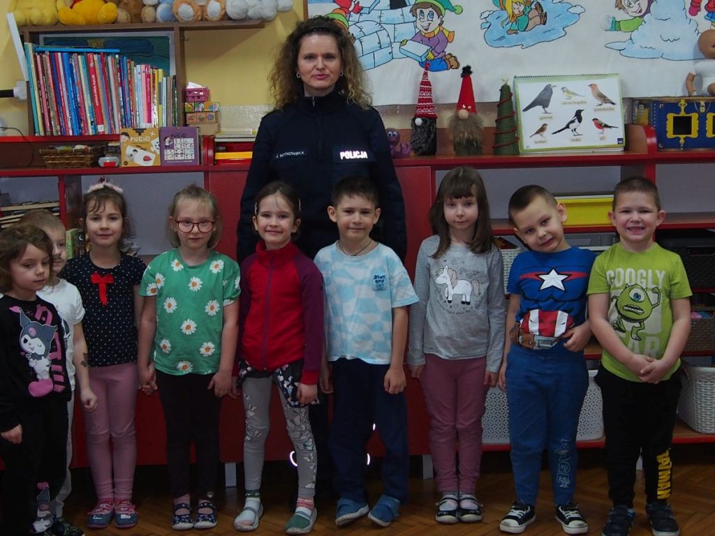 przedszkolaki z pięknym uśmiechem pozują do wspólnego zdjęcia z Panią Policjant
