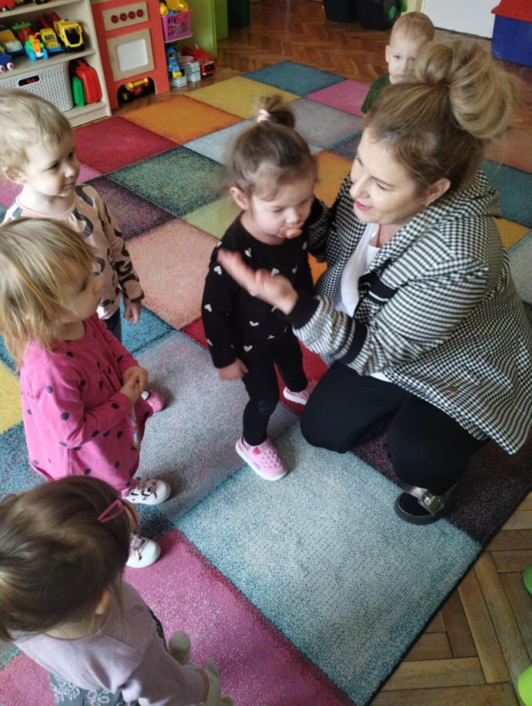 Pani Dyrektor składa życzenia naszym Żabkom