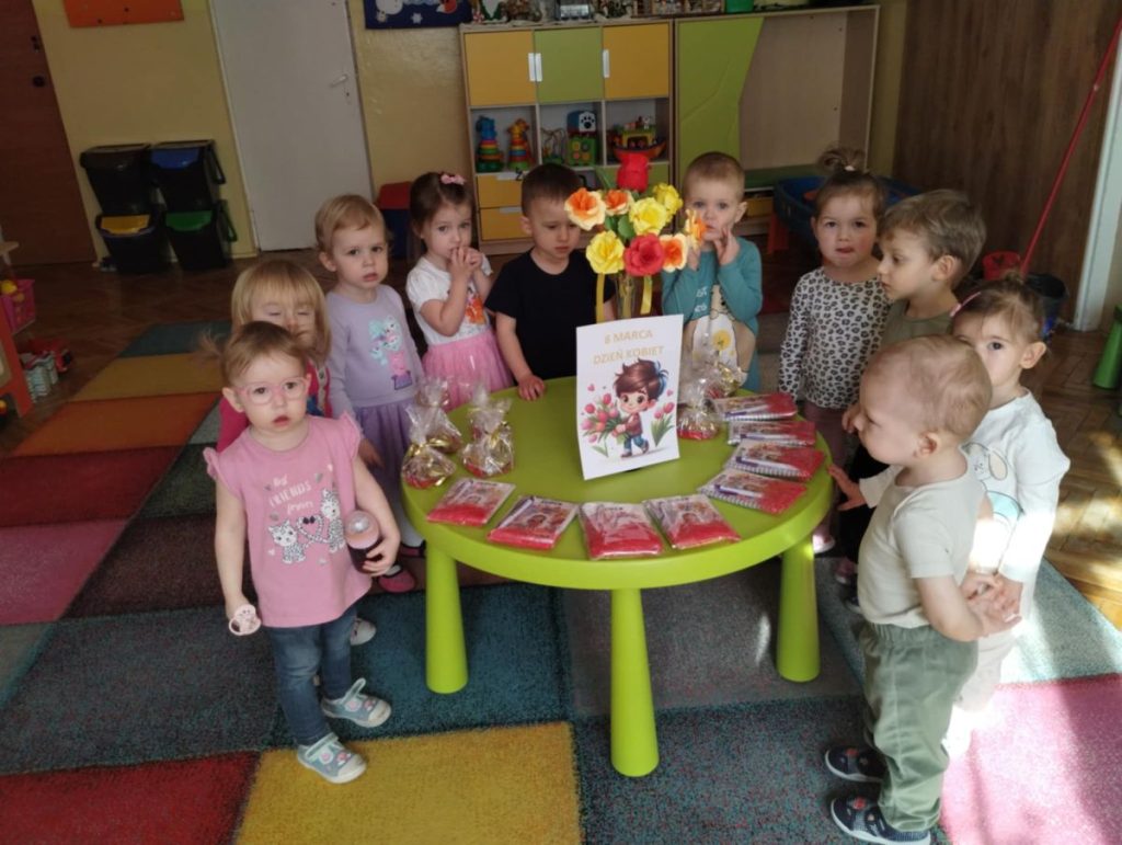 Żabki ślicznie uśmiechają się do wspólnego zdjęcia