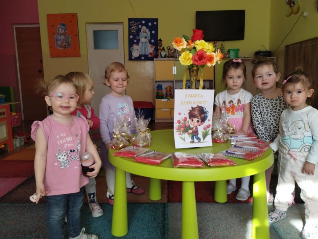 Żabki ślicznie uśmiechają się do wspólnego zdjęcia