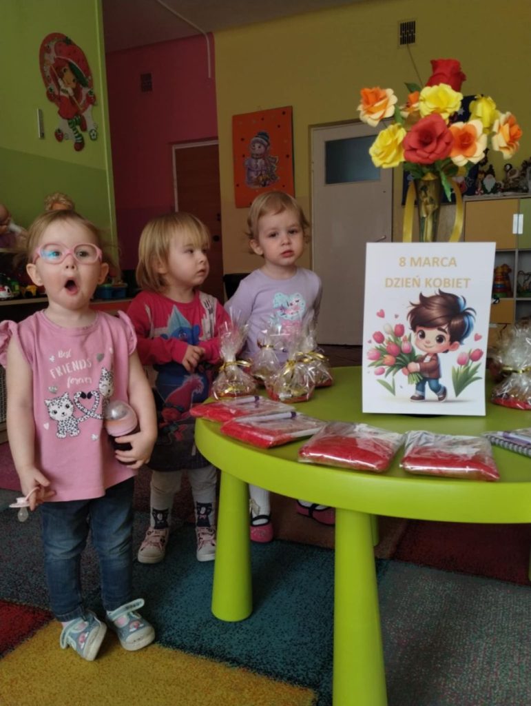 Żabki ślicznie uśmiechają się do wspólnego zdjęcia