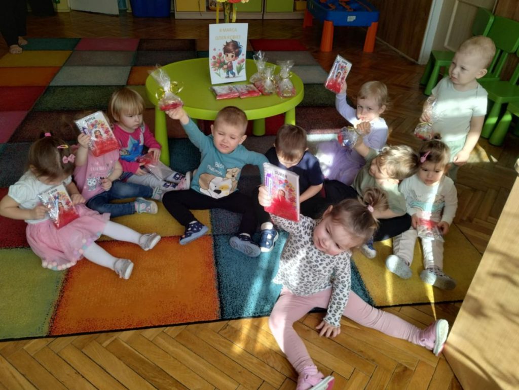 Żabki ślicznie uśmiechają się do wspólnego zdjęcia