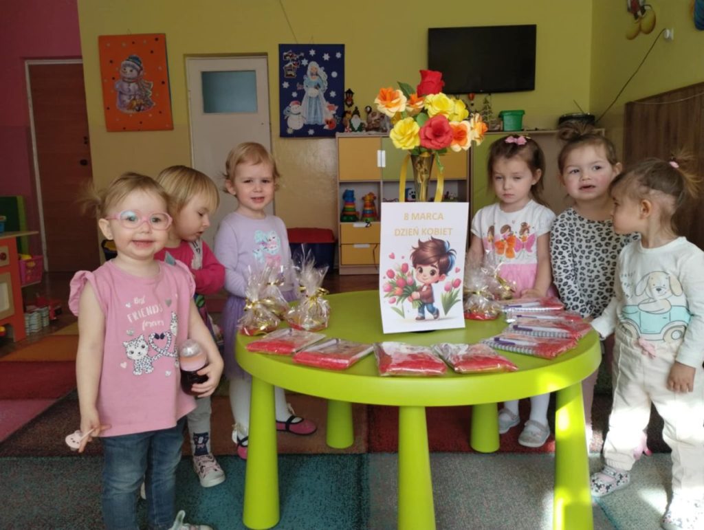 Żabki ślicznie uśmiechają się do wspólnego zdjęcia