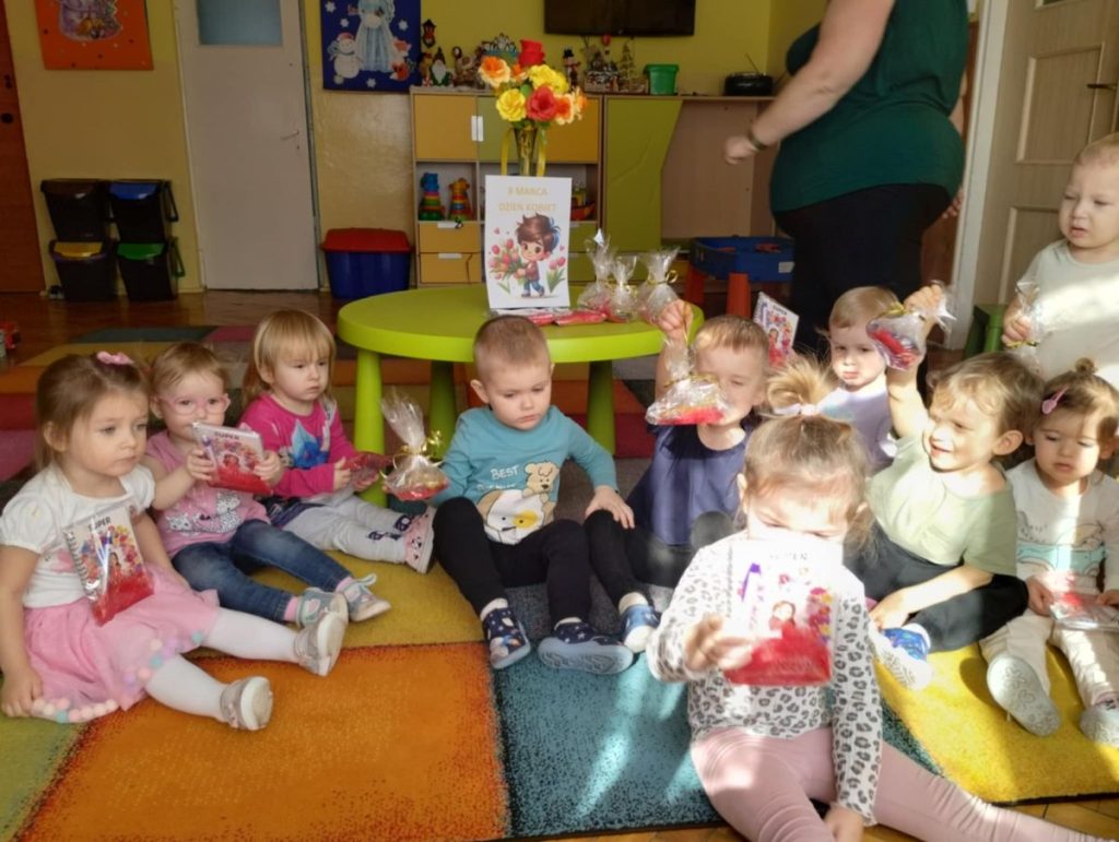 Żabki ślicznie uśmiechają się do wspólnego zdjęcia