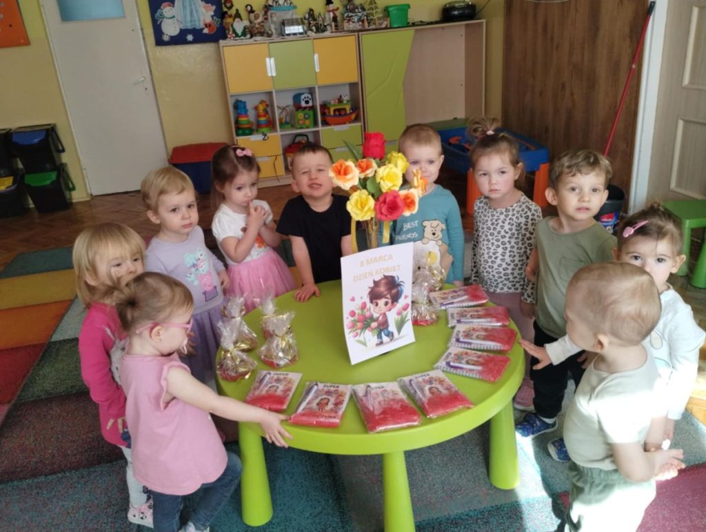 Żabki ślicznie uśmiechają się do wspólnego zdjęcia