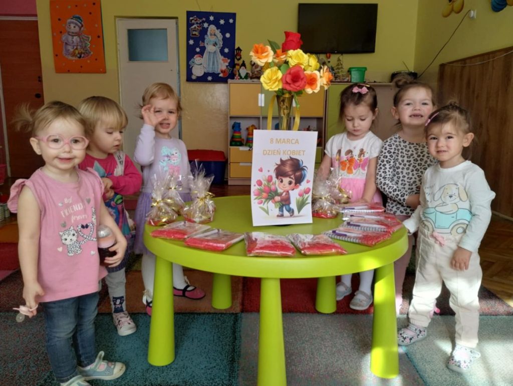 Żabki ślicznie uśmiechają się do wspólnego zdjęcia