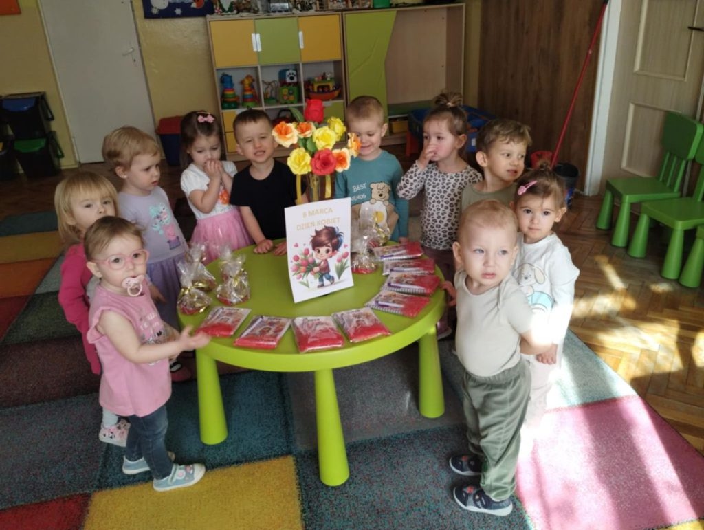 Żabki ślicznie uśmiechają się do wspólnego zdjęcia