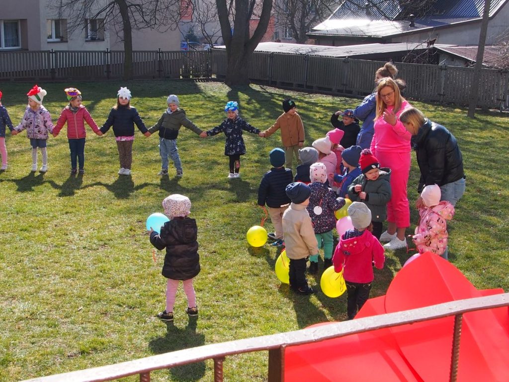 Żabki wraz ze starszymi kolegami i koleżankami wesoło witają pierwszy dzień wiosny