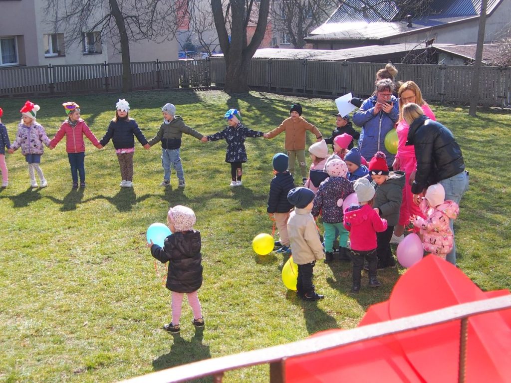 Żabki wraz ze starszymi kolegami i koleżankami wesoło witają pierwszy dzień wiosny