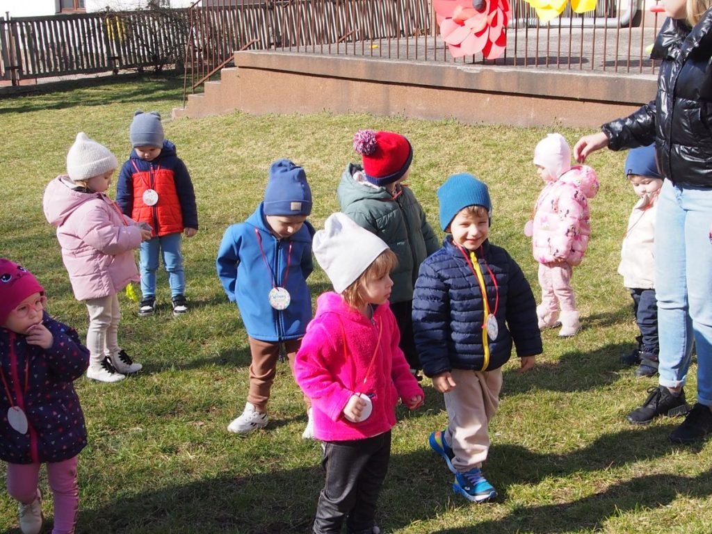 Żabki wraz ze starszymi kolegami i koleżankami wesoło witają pierwszy dzień wiosny