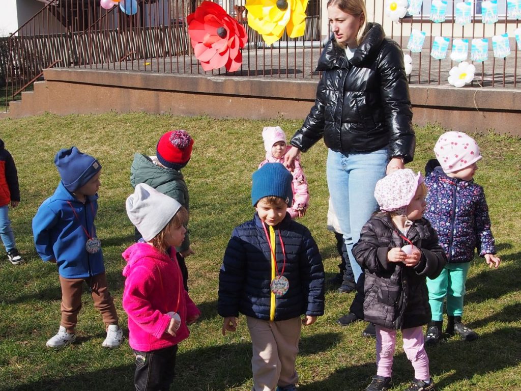 Żabki wraz ze starszymi kolegami i koleżankami wesoło witają pierwszy dzień wiosny