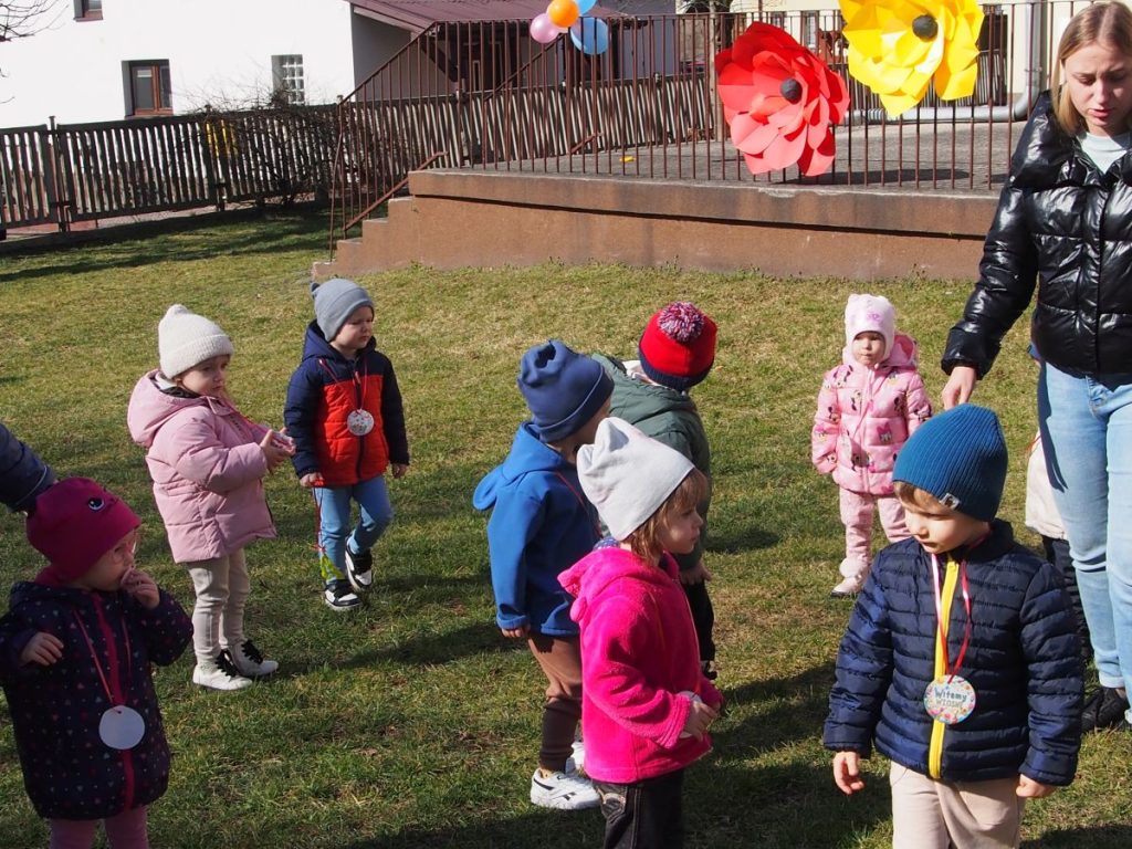 Żabki wraz ze starszymi kolegami i koleżankami wesoło witają pierwszy dzień wiosny