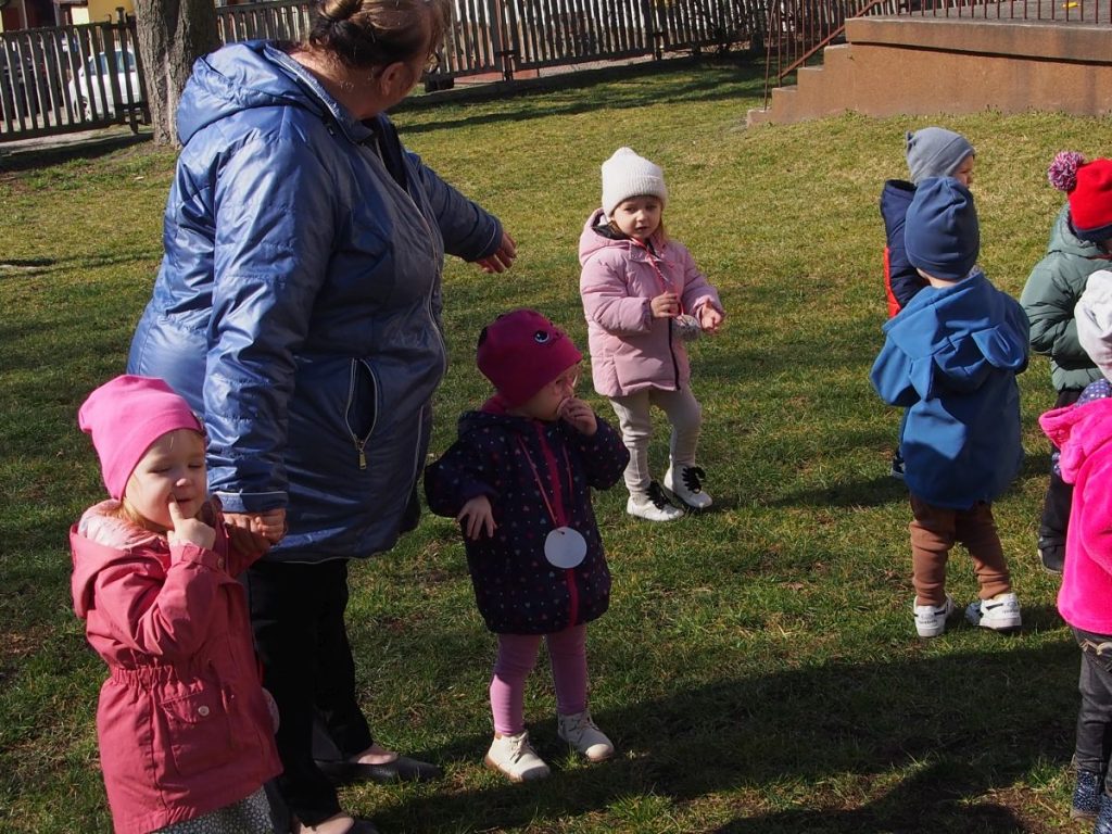 Żabki wraz ze starszymi kolegami i koleżankami wesoło witają pierwszy dzień wiosny