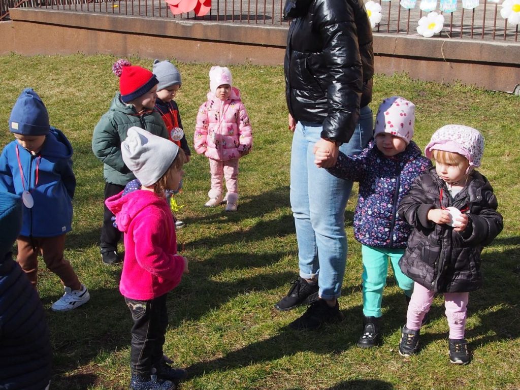 Żabki wraz ze starszymi kolegami i koleżankami wesoło witają pierwszy dzień wiosny