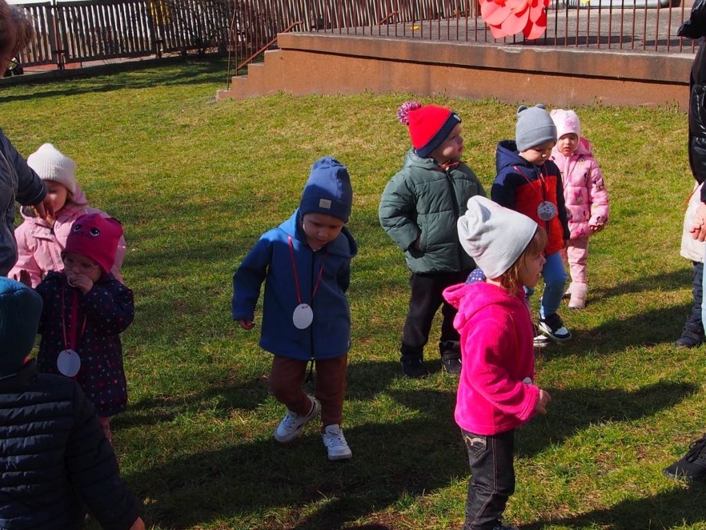 Żabki wraz ze starszymi kolegami i koleżankami wesoło witają pierwszy dzień wiosny