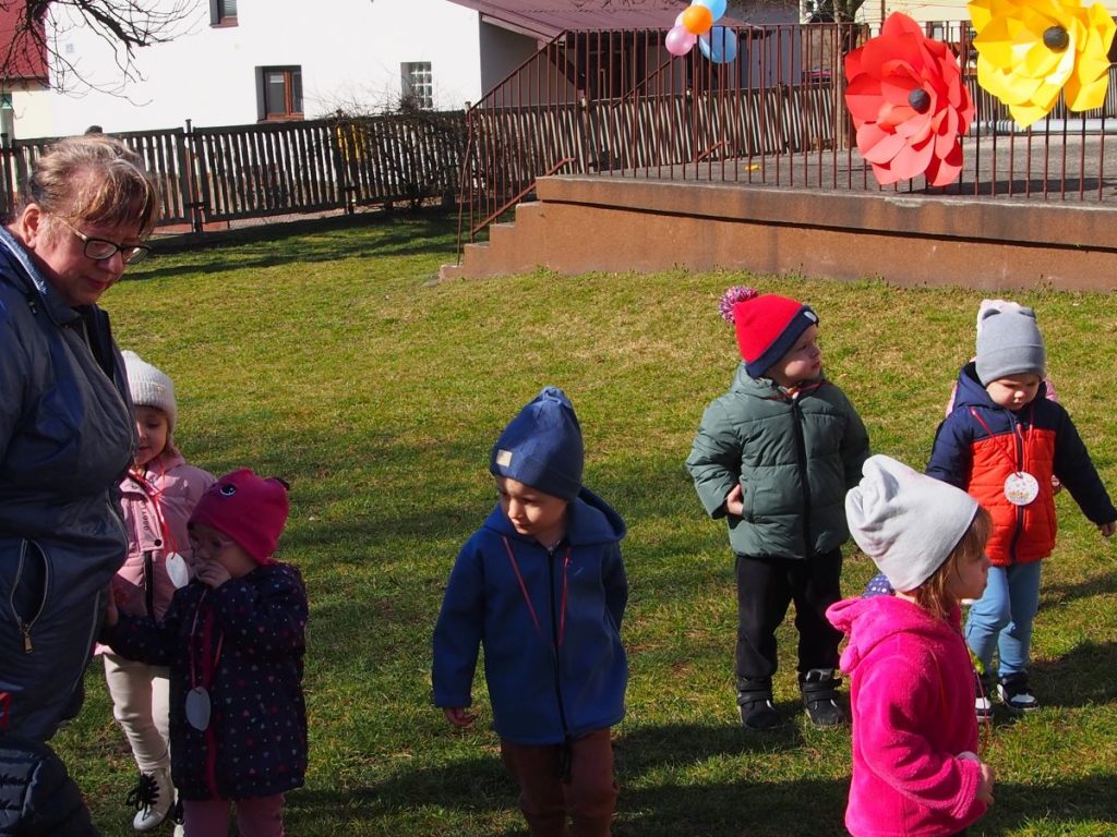 Żabki wraz ze starszymi kolegami i koleżankami wesoło witają pierwszy dzień wiosny