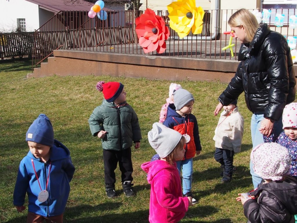 Żabki wraz ze starszymi kolegami i koleżankami wesoło witają pierwszy dzień wiosny