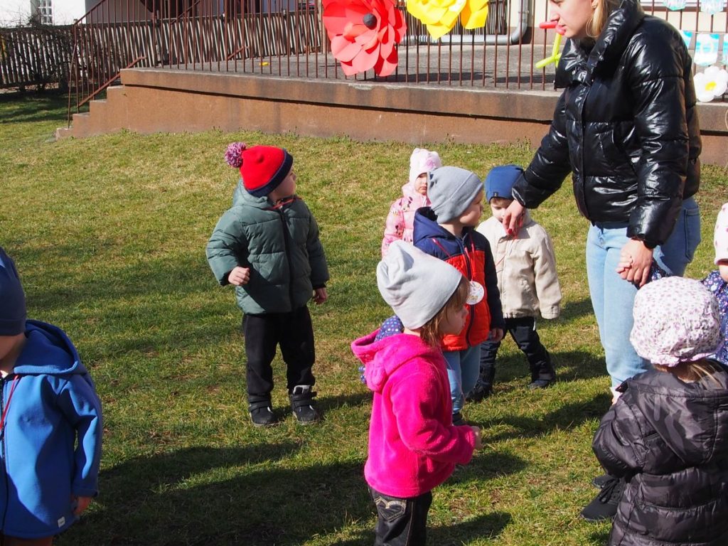 Żabki wraz ze starszymi kolegami i koleżankami wesoło witają pierwszy dzień wiosny