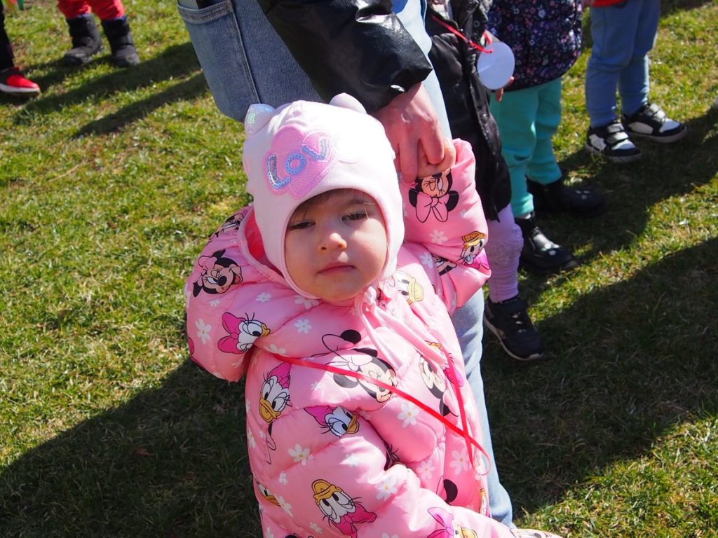 Żabki wraz ze starszymi kolegami i koleżankami wesoło witają pierwszy dzień wiosny