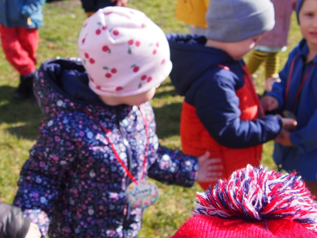 Żabki wraz ze starszymi kolegami i koleżankami wesoło witają pierwszy dzień wiosny