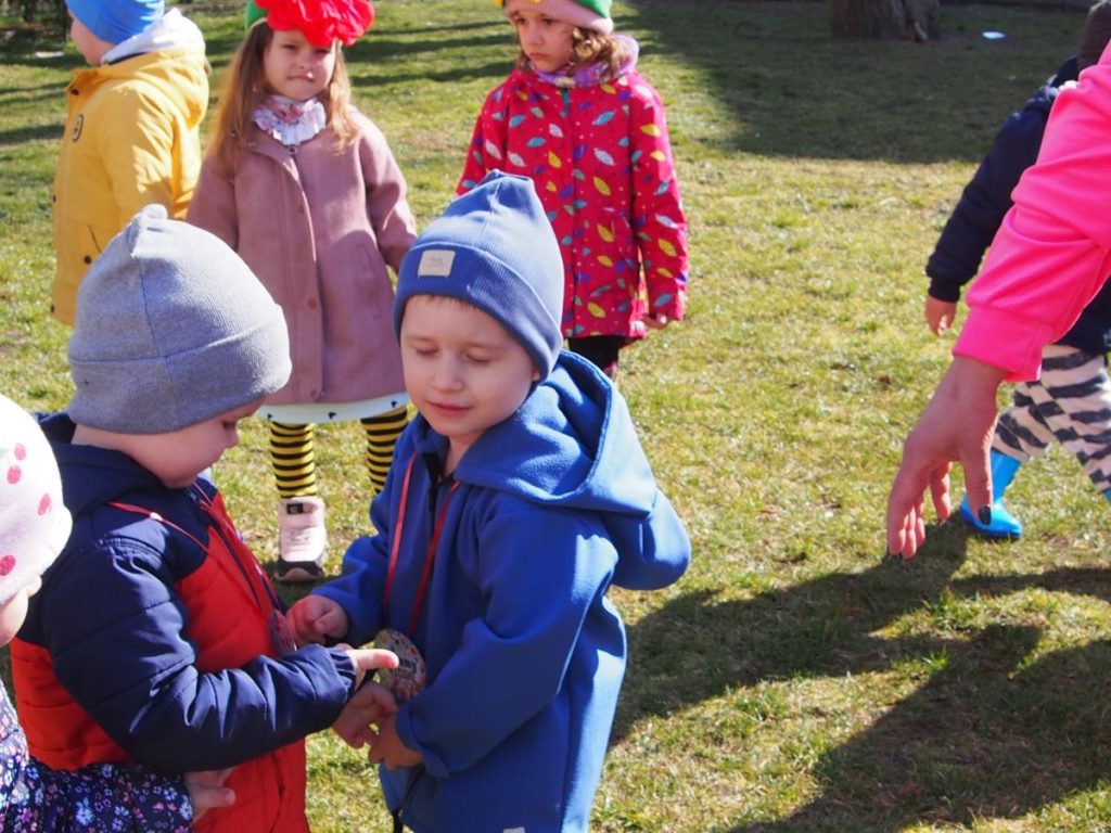 Żabki wraz ze starszymi kolegami i koleżankami wesoło witają pierwszy dzień wiosny
