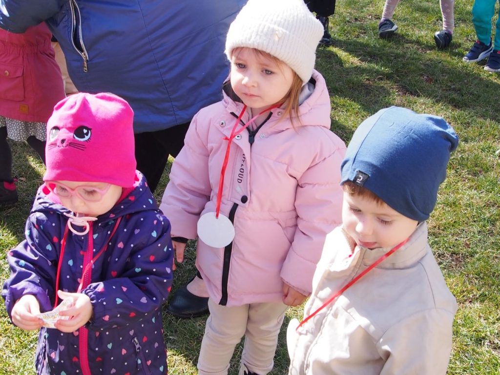 Żabki wraz ze starszymi kolegami i koleżankami wesoło witają pierwszy dzień wiosny