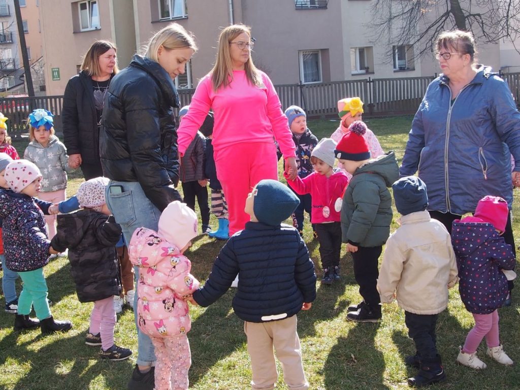 Żabki wraz ze starszymi kolegami i koleżankami wesoło witają pierwszy dzień wiosny
