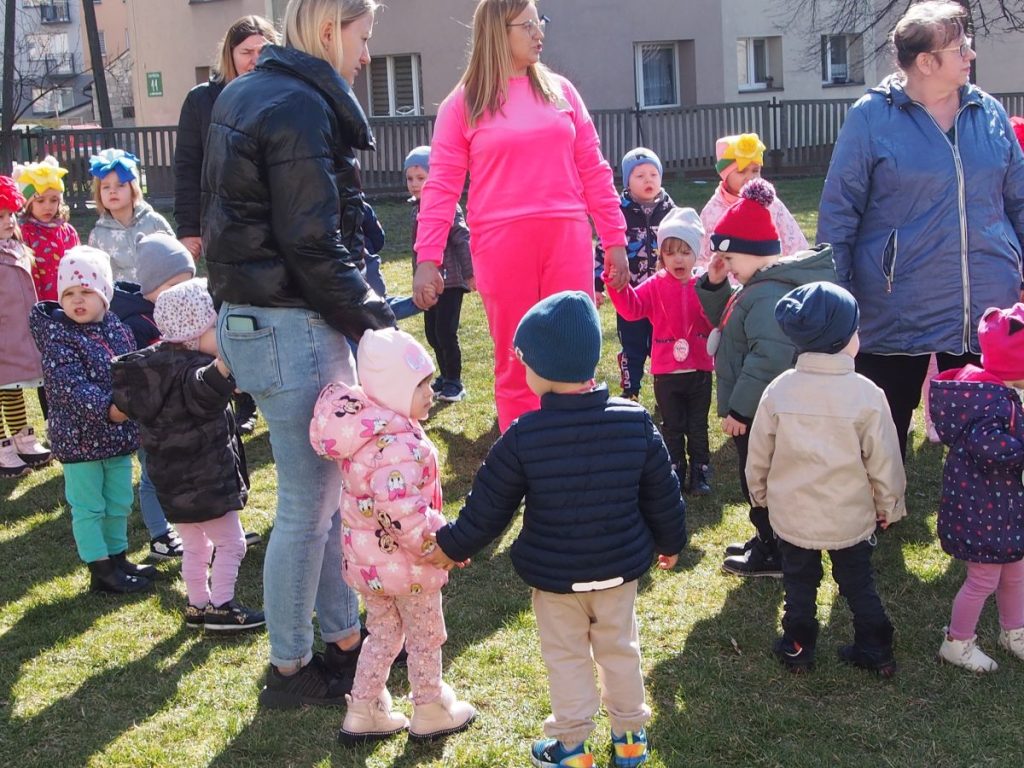 Żabki wraz ze starszymi kolegami i koleżankami wesoło witają pierwszy dzień wiosny