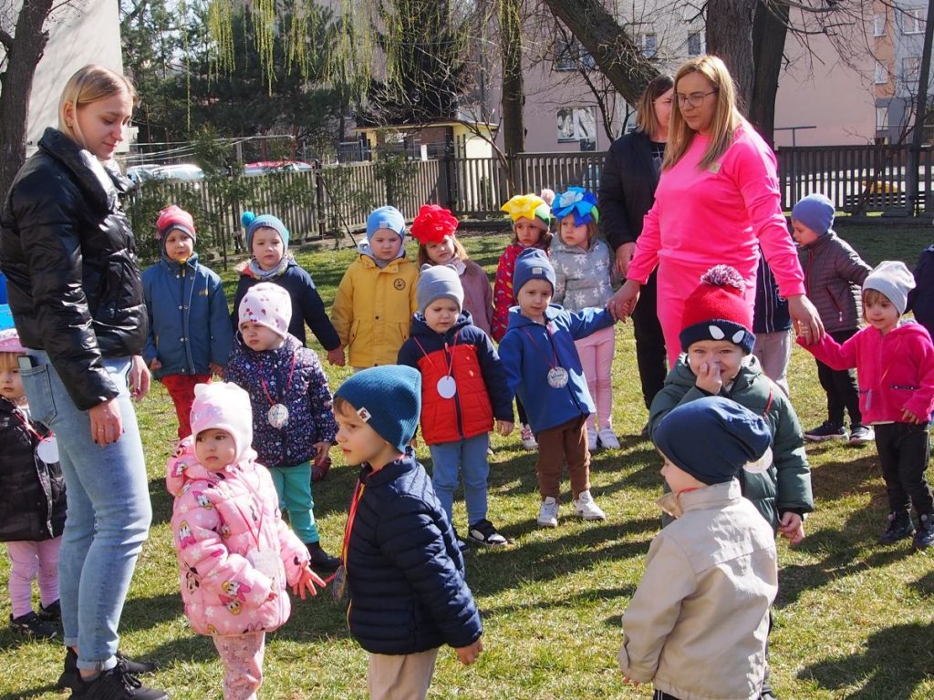 Żabki wraz ze starszymi kolegami i koleżankami wesoło witają pierwszy dzień wiosny