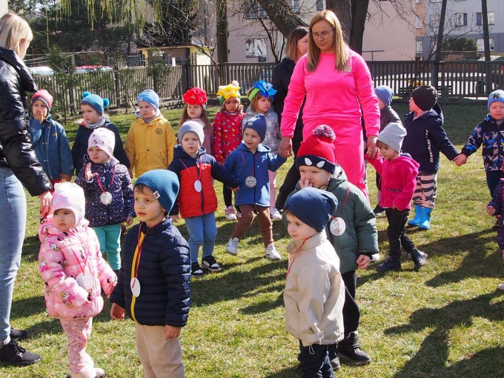 Żabki wraz ze starszymi kolegami i koleżankami wesoło witają pierwszy dzień wiosny