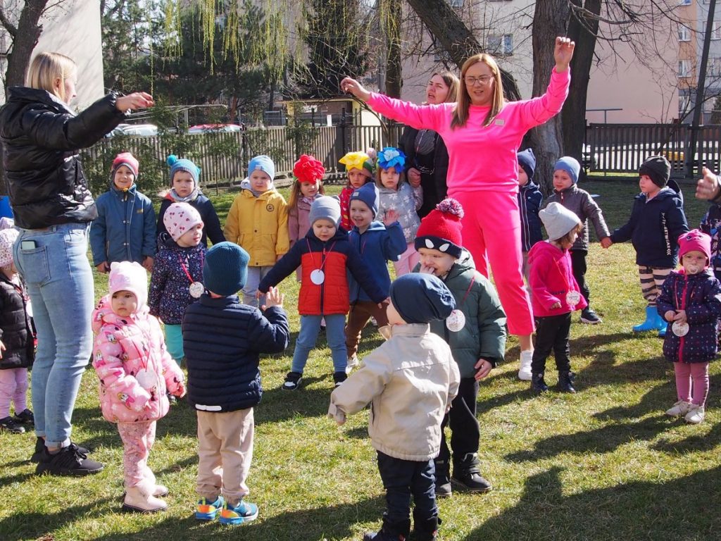 Żabki wraz ze starszymi kolegami i koleżankami wesoło witają pierwszy dzień wiosny