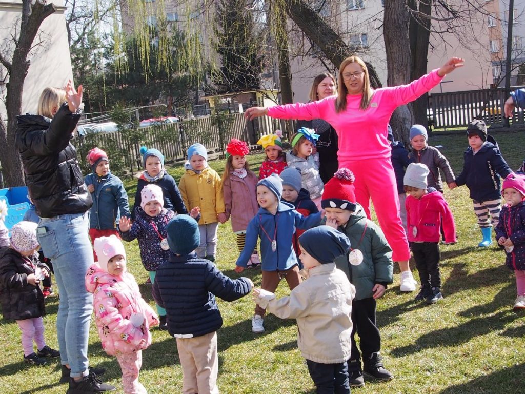 Żabki wraz ze starszymi kolegami i koleżankami wesoło witają pierwszy dzień wiosny