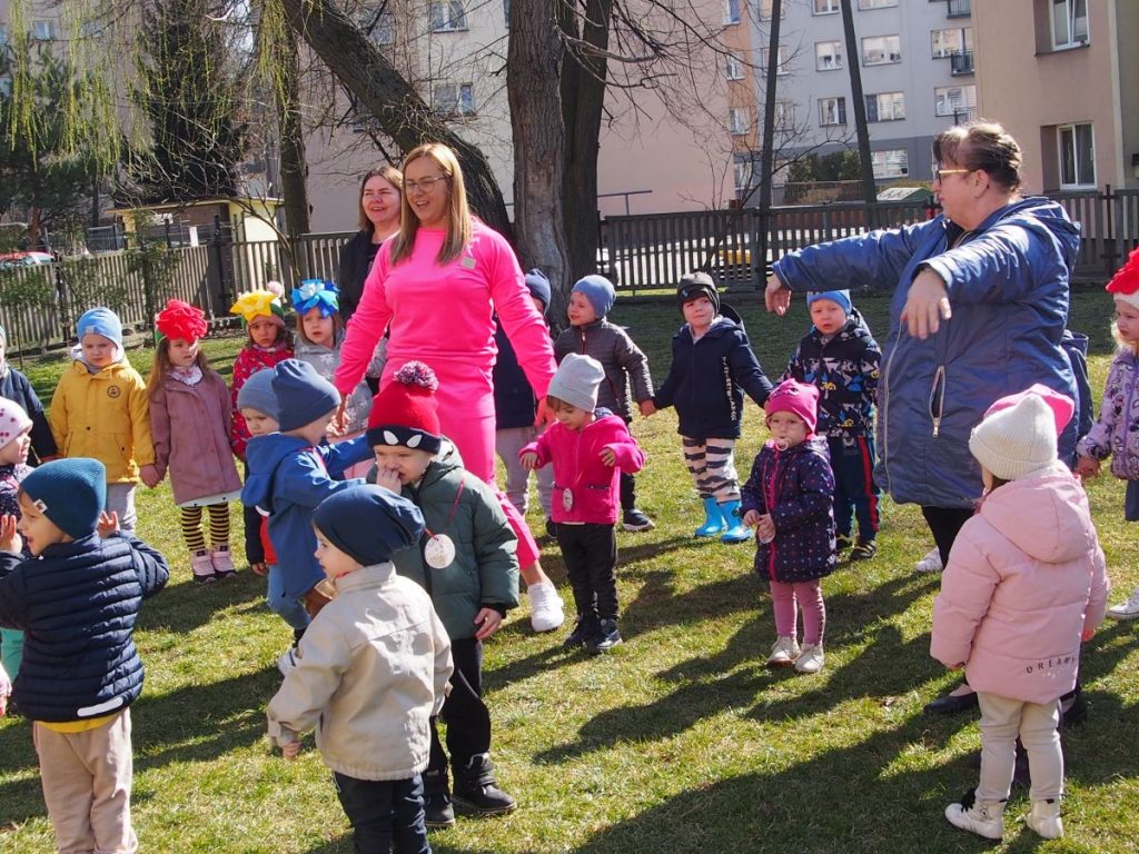 Żabki wraz ze starszymi kolegami i koleżankami wesoło witają pierwszy dzień wiosny