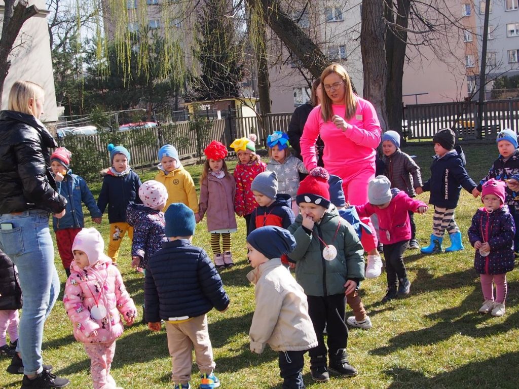 Żabki wraz ze starszymi kolegami i koleżankami wesoło witają pierwszy dzień wiosny