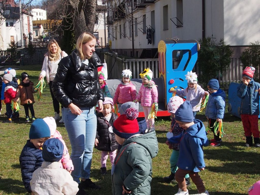 Żabki wraz ze starszymi kolegami i koleżankami wesoło witają pierwszy dzień wiosny