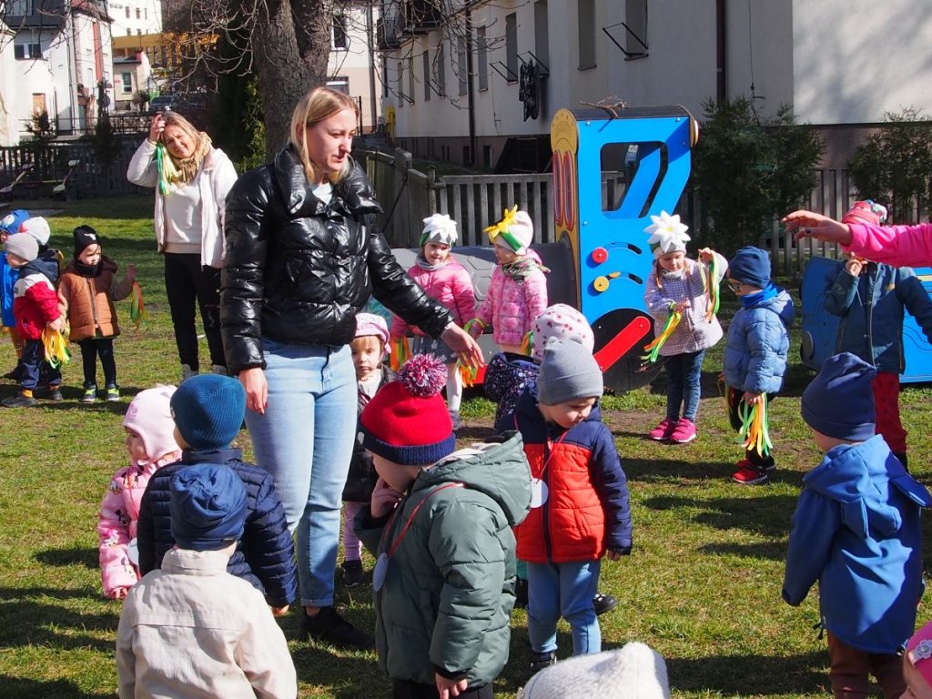 Żabki wraz ze starszymi kolegami i koleżankami wesoło witają pierwszy dzień wiosny