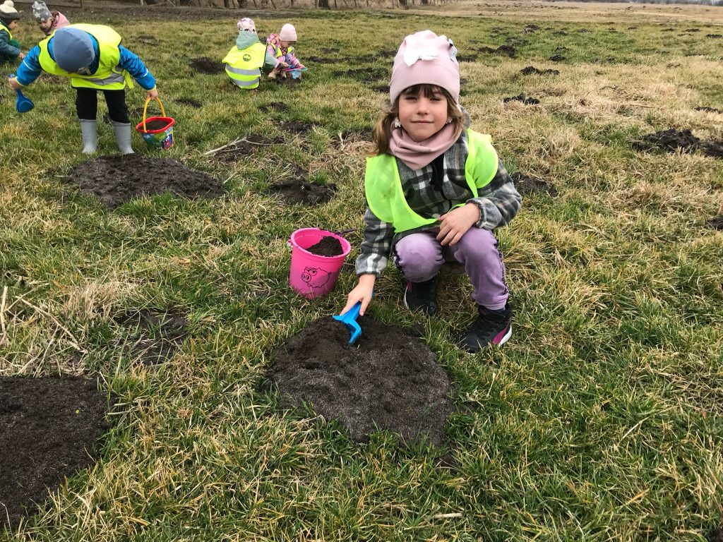 Dzieci kopią w ziemi.