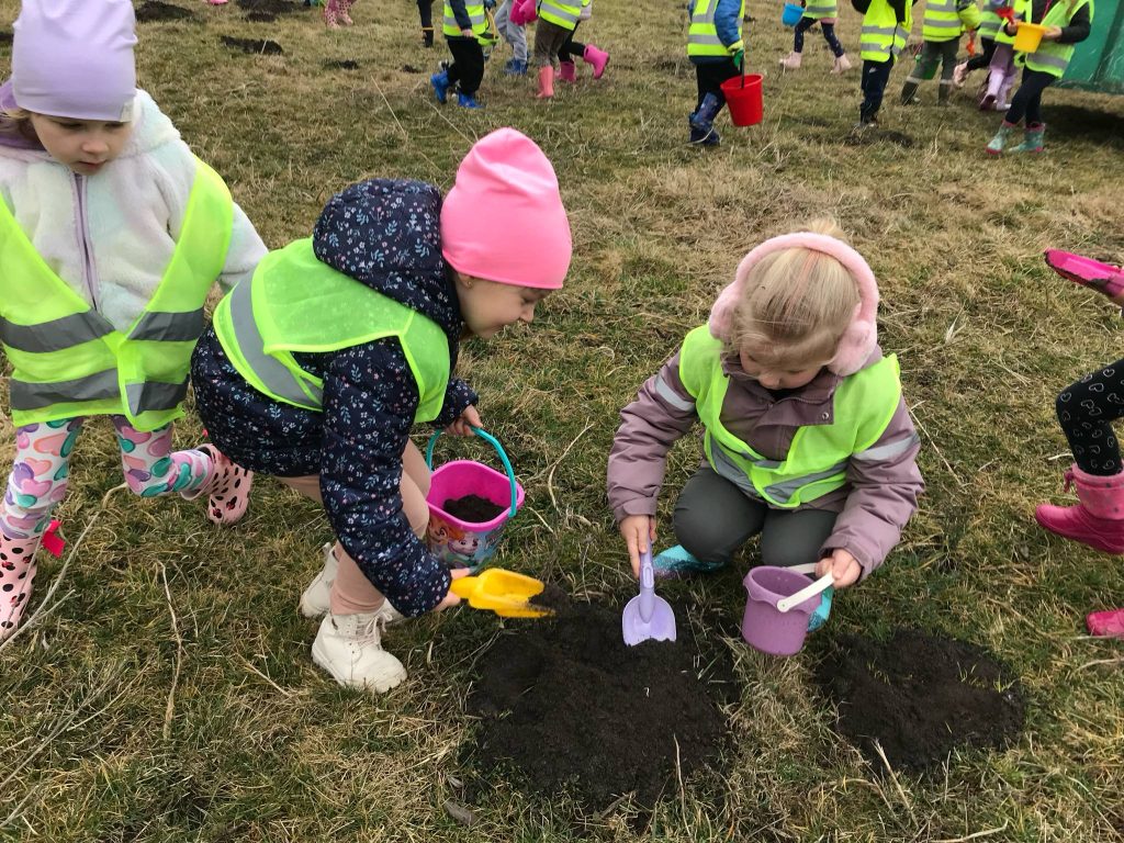 Dzieci kopią w ziemi.